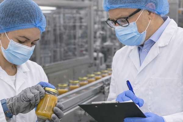 Audit interne IFS Food en atelier agroalimentaire avec contrôle des pratiques et observation de la production