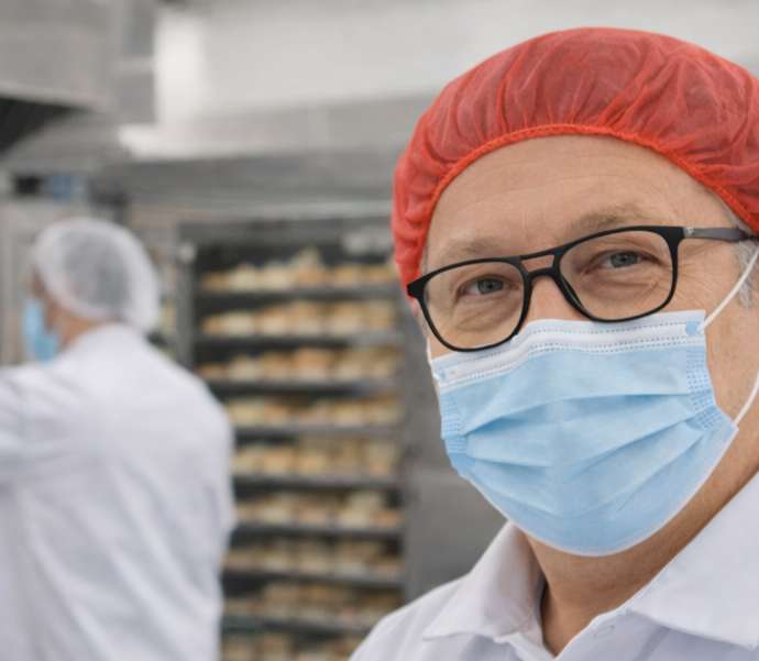 Consultant qualité agroalimentaire en atelier de production disponible pour audit IFS HACCP et accompagnement