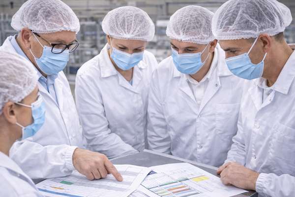 Réunion qualité 5 minutes en industrie agroalimentaire avec analyse des indicateurs performance qualité productivité et réclamations